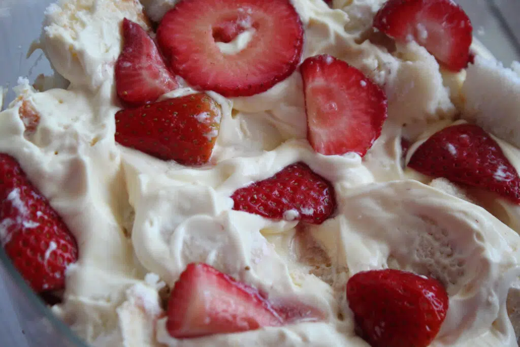 Easy Strawberry Trifle With Angel Food Cake Easy Strawberry Trifle With