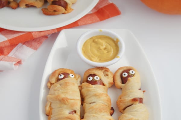 These Halloween Mummy Hot Dogs are so cute and fun to make. Whether you are having a fun kids party or just feeding the kids before trick or treat. They are gonna love you for making  these yummy dogs.