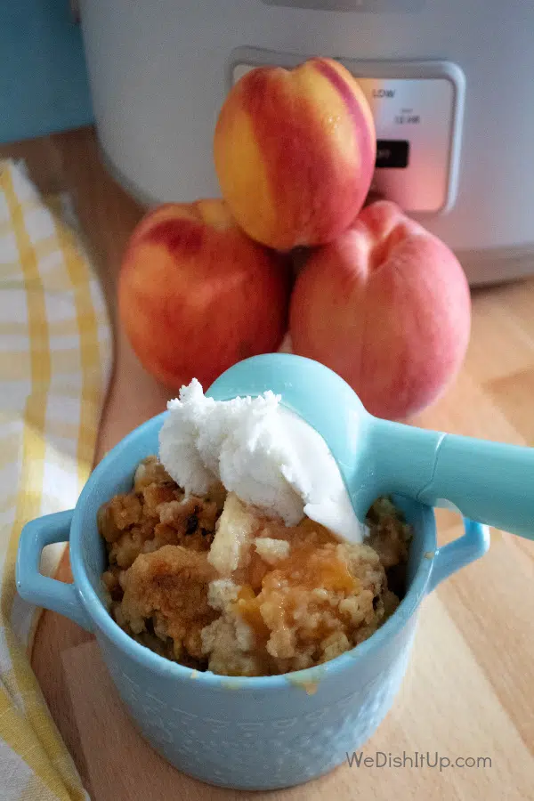 Slow Cooker Easy Peach Cobbler